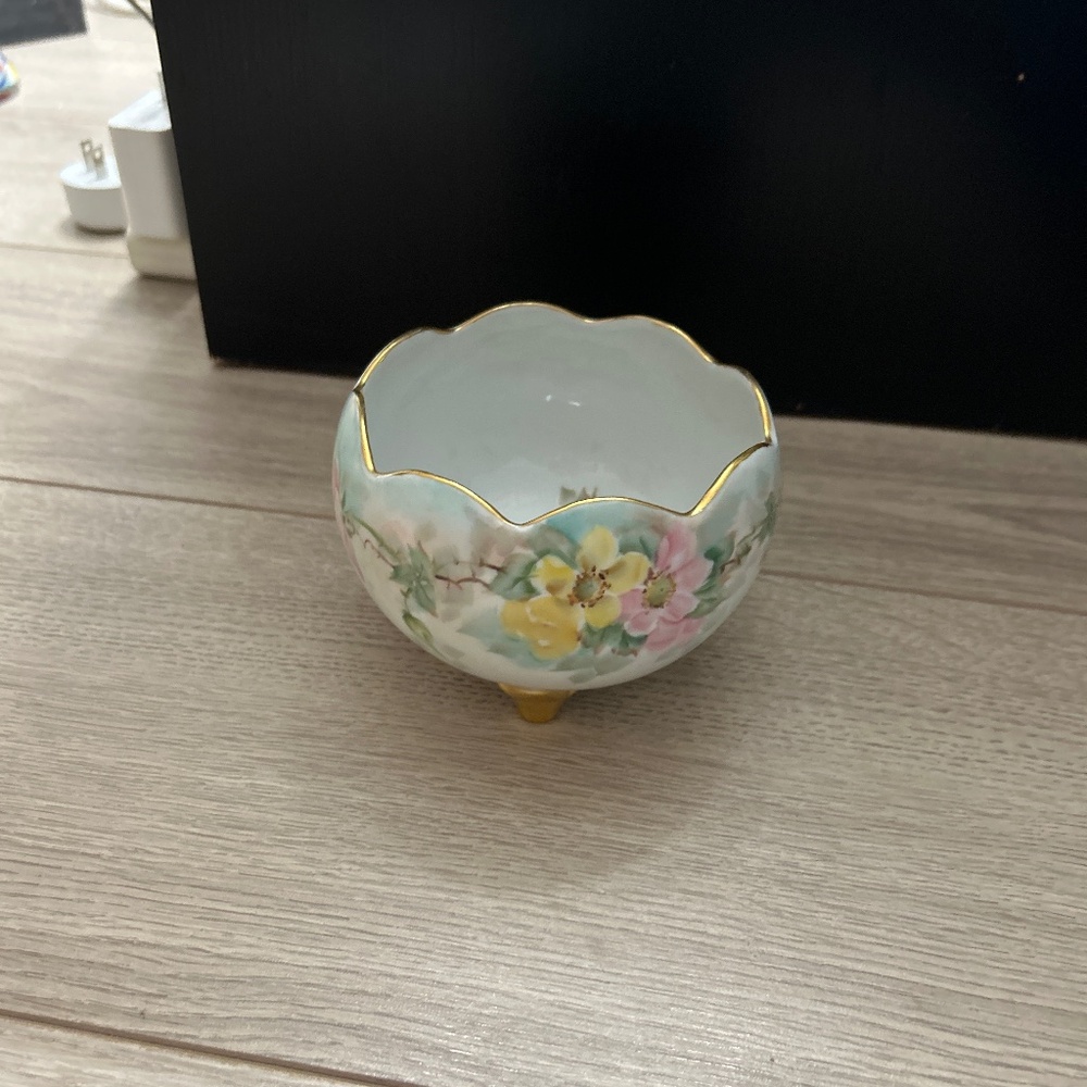 Bavaria 3 Footed Gold Trimmed Bowl w/Ruffled Gold trimmed Edges. Very Good Cond.